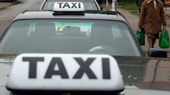 Pobili taksówkarza, bo wyprosił ich z samochodu