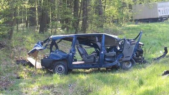 Pobołowice: Śmiertelny wypadek. Bus z Ukrainy zderzył się z ciężarówkami (ZDJĘCIA)
