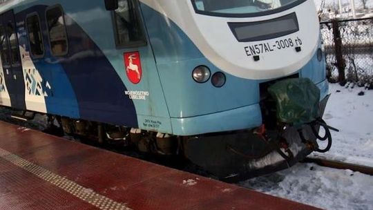 Pociąg jadący z lotniska potrącił 63-latka. Mężczyzna zmarł w szpitalu