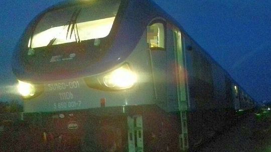 Pociąg pośpieszny uderzył w przyczepkę samochodu. Kierowca zacierał ślady