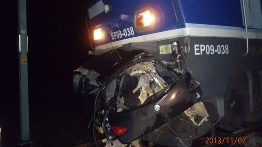 Pociąg rozerwał auto na pół. Zginął 23-latek