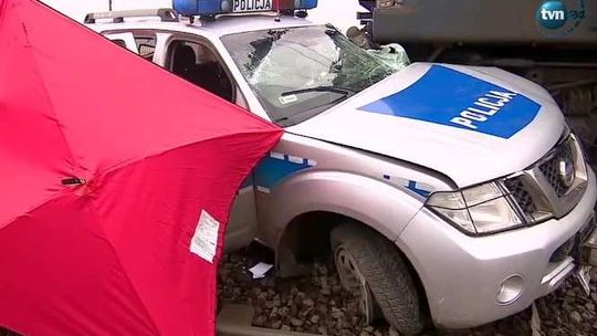 Pociąg uderzył w radiowóz na przejeździe kolejowym. Zginął policjant