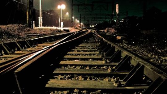 Pociąg zatrzymał się przed mężczyzną chodzącym po torach