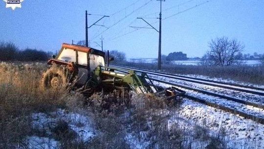 Pociąg zderzył się z ciągnikiem rolniczym. Traktorzysta chciał się wymigać