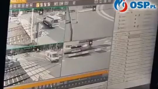 Pociąg zmiażdżył karetkę w Puszczykowie. Jest nagranie wideo z wypadku