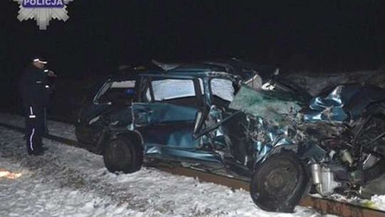 Pociąg zmiażdżył samochód, który wjechał na tory. Kierowca auta nie żyje