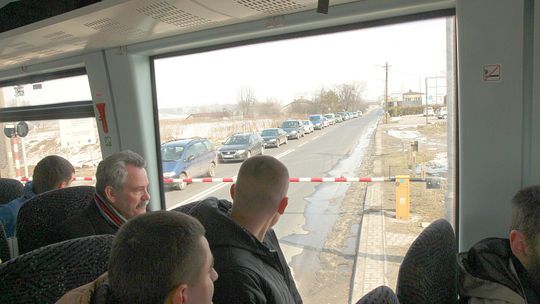 Pociągi do Lubartowa korkują ul. Turystyczną. Szlaban w dół, Łęczna stoi