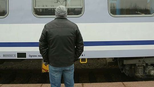 Pociągi do Warszawy mocno opóźnione, zerwana trakcja kolejowa