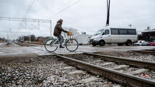 Pociągi już tędy jeżdżą. A szlabany i światła na przejazdach kolejowych wciąż nie działają