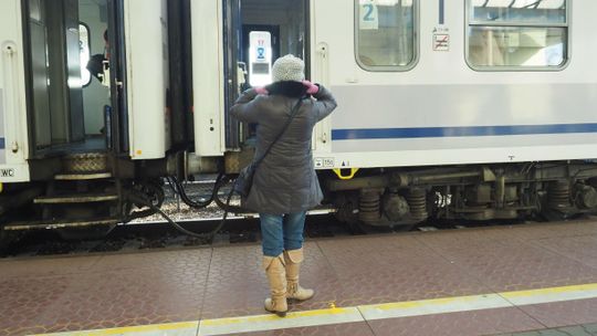 Pociągi mają przyspieszyć. Ale na razie często brakuje lokomotyw i pasażerowie jeżdżą... autobusami