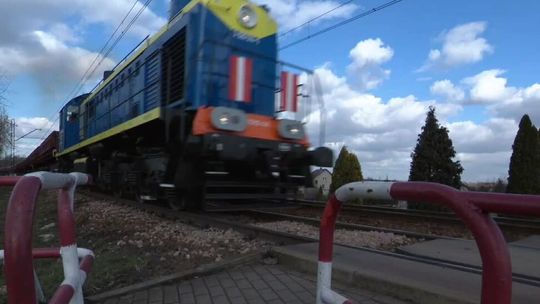 Pociągi stoją przecinają miejscowość na pół. "Nikt z PKP nie chce się z nami spotkać". Wideo