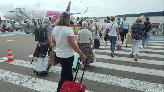 pasażerowie WizzAir zmierzający do samolotu