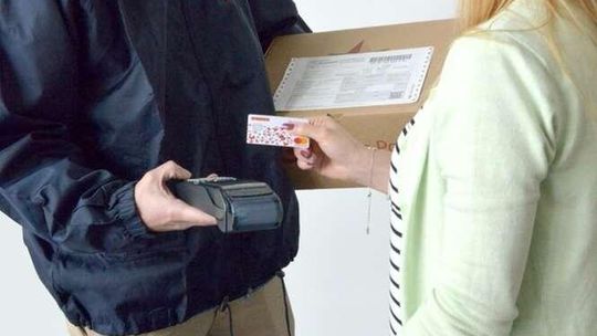 Poczta Polska: Za przesyłkę zapłacisz kartą u kuriera
