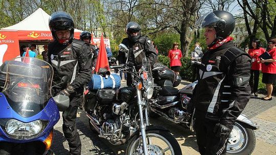 Pocztowcy-motocykliści wyruszyli śladem pielgrzymek Jana Pawła II (wideo)