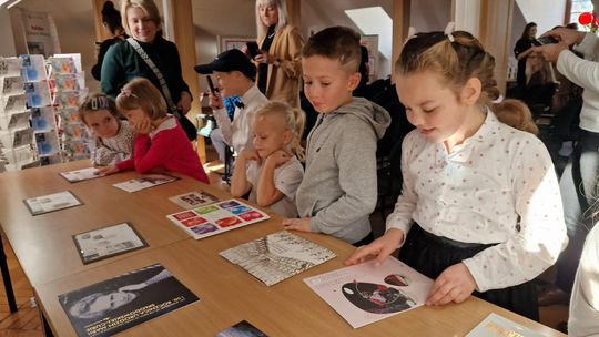 Pocztówki i znaczki z Zamościa powędrują w Polskę. Stworzyły je przedszkolaki