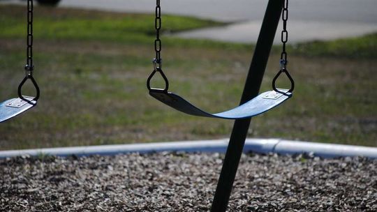 Pod dzieckiem urwała się huśtawka. Radna prosi o przegląd pozostałych 