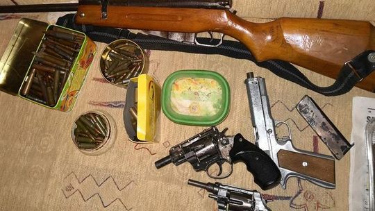 Pod łóżkiem trzymał granat. 80-latek miał więcej niebezpiecznych przedmiotów