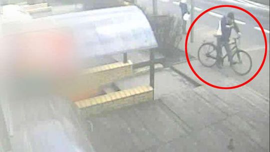 Pod okiem kamery ukradł rower sprzed klubu Tifosi
