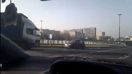 Pod prąd na rondzie pod Makro w Lublinie (wideo)