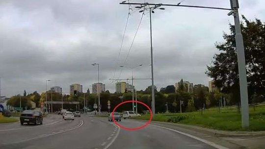 Pod prąd w ul. Turystyczną. Nagranie z wideorejestratora