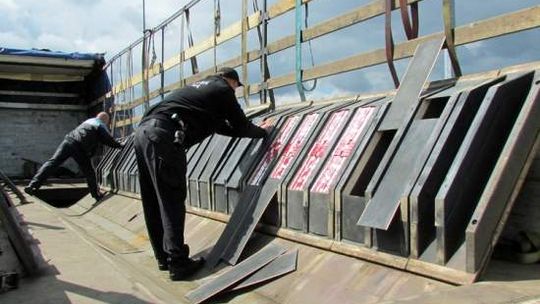 Pod rurami znaleźli papierosy