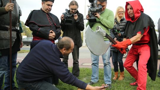 Pod topór, albo w dyby. Kabaret Ani Mru-Mru karał kierowców (wideo, zdjęcia)