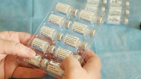 Podano już blisko 35 mln szczepionek przeciw COVID-19. Ile zgłoszono niepożądanych odczynów?