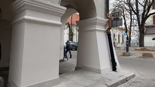 Podcienia wypiękniały. A co z ratuszowymi schodami?