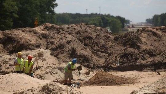Podczas budowy znaleźli niewybuch. Zamknięta DK 17