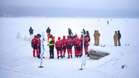 Ćwiczenia służb ratowniczych na zamarzniętym akwenie