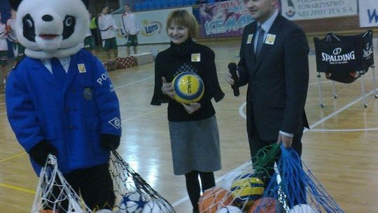 Podczas Meczu Słodkich Serc zebrano 230 kg słodyczy. Zaręczyny na parkiecie (wideo)