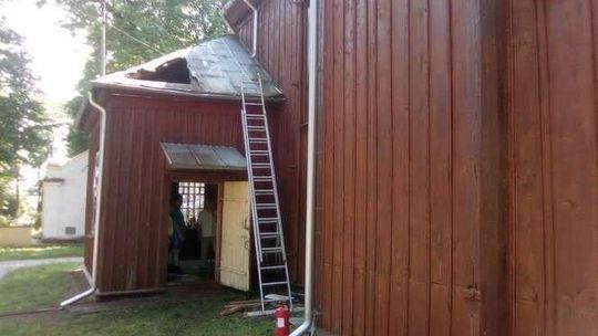 Podczas mszy wybuchł pożar w zabytkowym kościele. Księża zaczęli go gasić