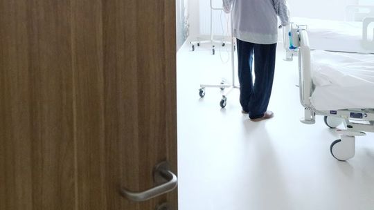 Podczas operacji zaszyli w jej ciele narzędzie chirurgiczne. Kobieta zmarła