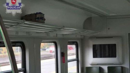 Podejrzana paczka w pociągu. Kto ją zostawił?