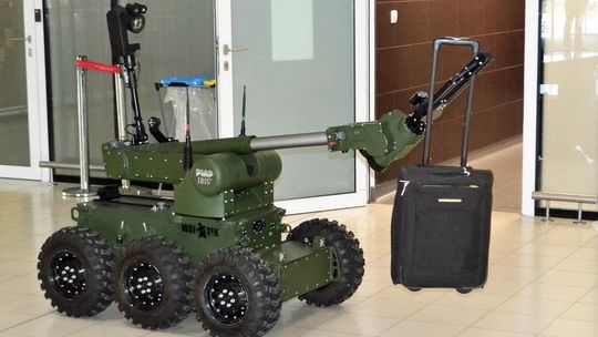Podejrzana walizka na lotnisku. Służby ćwiczyły akcję z udziałem robota „Wojtka”