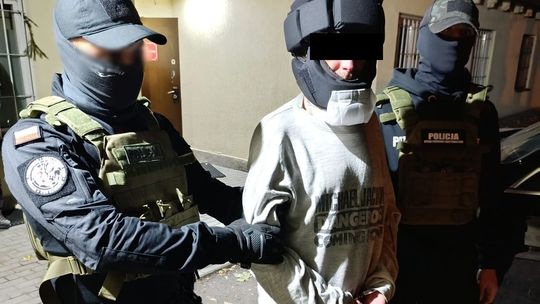 Podejrzany o podwójne zabójstwo uciekinier z Radecznicy przed sądem. Rusza proces