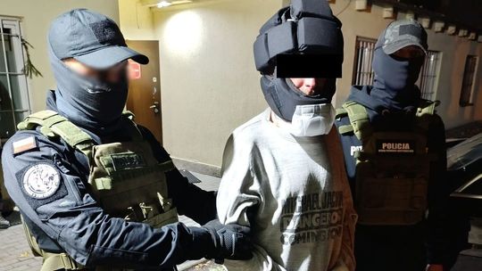 Podejrzany o zabójstwo uciekł. Pilnujący go strażnicy spali