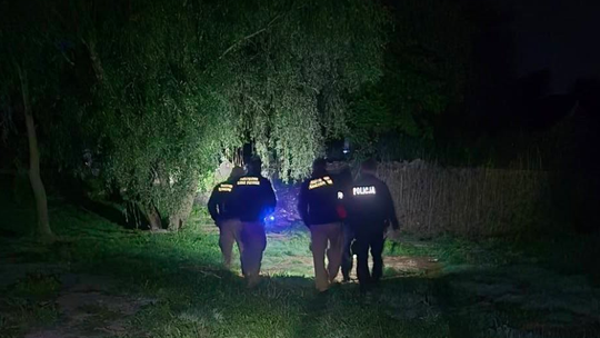 Podejrzenie utonięcia w Piotrawinie. Nocna akcja strażaków i policji