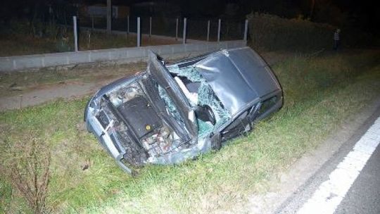 Podkrasne: Auto uderzyło w betonowy przepust. Dwie osoby w szpitalu