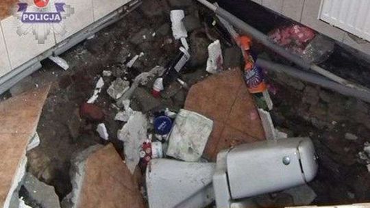 Podłoga zapadła się pod kobietą. Na szczęście zdołała wezwać pomoc