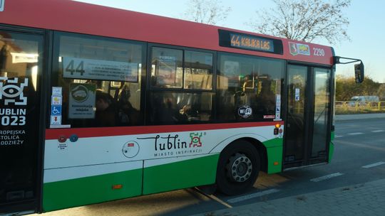 Podmiejska linia do Lublina okrojona. Mieszkańcy się skarżą, wójt odpowiada