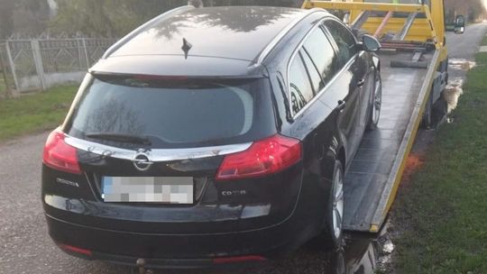 Podmienił tablice rejestracyjne. Wpadł, bo jechał za szybko