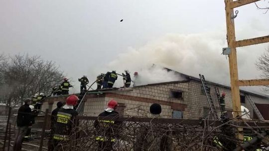 Podole: Palą się budynki gospodarcze (zdjęcia)