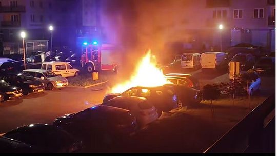 Podpalenie na parkingu pod blokiem. W samochodzie był koktajl Mołotowa? 