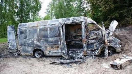 Podpalił mercedesa, bo nie mógł wyjechać z lasu
