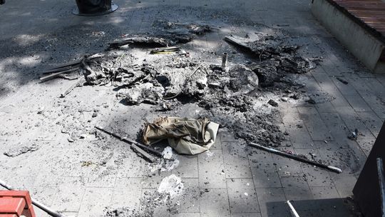 Podpalił ogródek lodziarni w parku. Policjanci szybko namierzyli sprawcę
