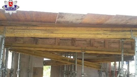 Podpory się rozsunęły, mężczyźni spadli z rusztowania. Trafili do szpitala