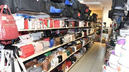Podróbki na straganie. "Światowe marki" wciąż zalewają rynek