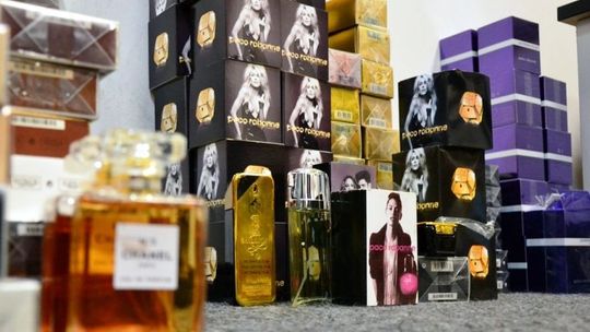 Podróbki perfum w internecie. Celnicy rozbili magazyn (zdjęcia)