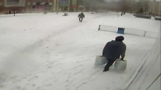 Podrzuciła kilkanaście reklamówek z odzieżą pod dworzec. PKS ostrzega 